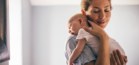 В каких позах носить новорожденного